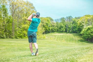 What is the minimum and the maximum number of clubs allowed in a driving range