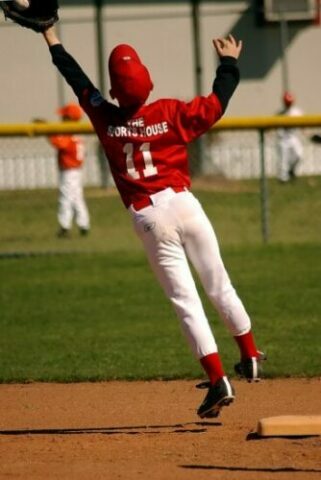 How do you size a youth baseball glove