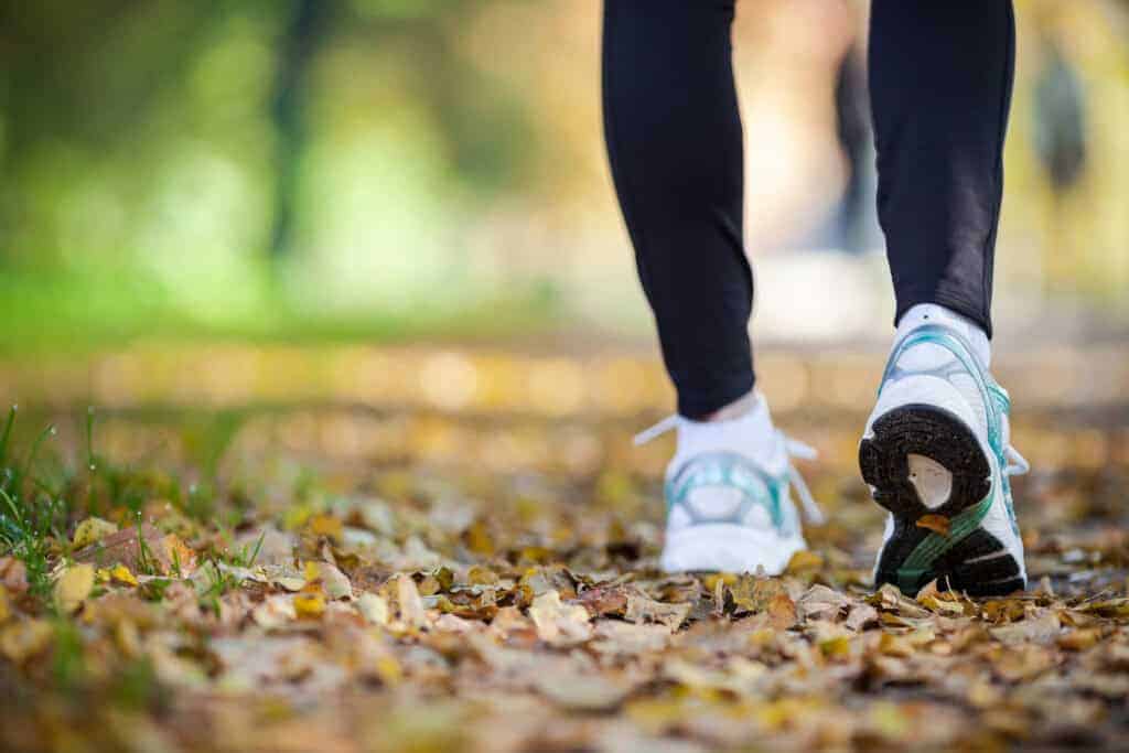 Can flat feet cause problems while walking?